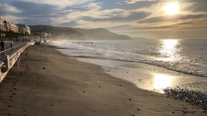 Addio (per poco) alla famosa spiaggia di sassi di Nizza: ora è di sabbia