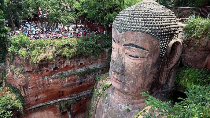 In Cina c’è un Buddha gigantesco nascosto in mezzo alla foresta