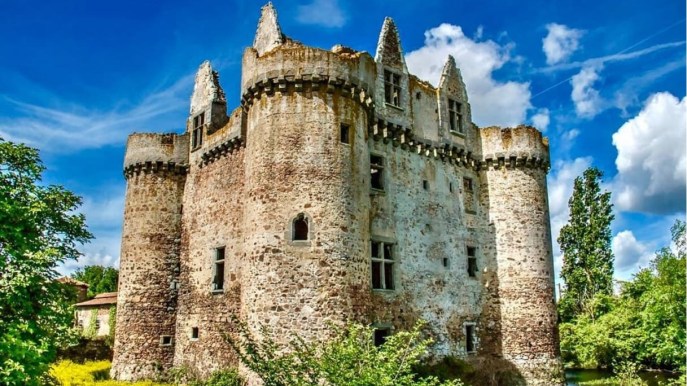 Per meno di 50 euro, è possibile diventare proprietari di uno straordinario castello francese
