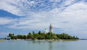 L’isola di Barbana e il paesaggio mistico del santuario sul lago