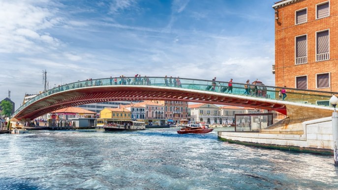 Venezia, via i gradini di vetro del ponte Calatrava sul Canal Grande