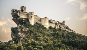 Per i suoi numerosi castelli, l’Abruzzo è detto la Baviera d’Italia