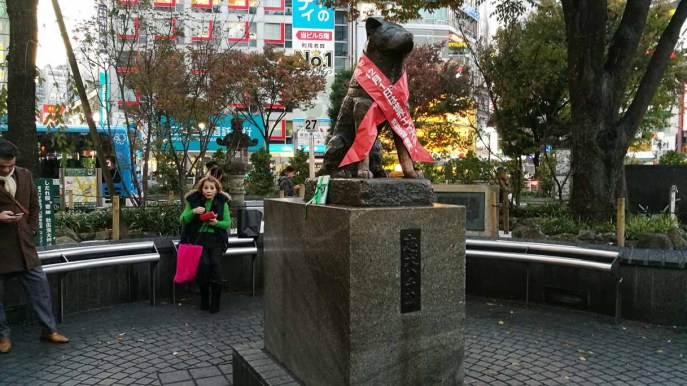 Nel quartiere di Shibuya a Tokyo tutti omaggiano la statua Hachiko