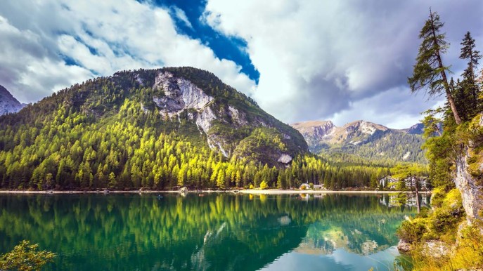Il famoso Lago di Braies scoppia di turisti: l’appello dell’Alto Adige