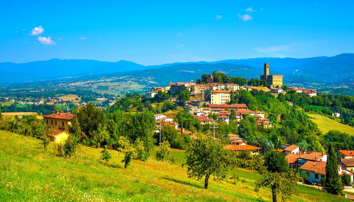 Poppi, il gioiello medievale dominato da uno splendido castello Poppi, il gioiello medievale dominato da uno splendido castello