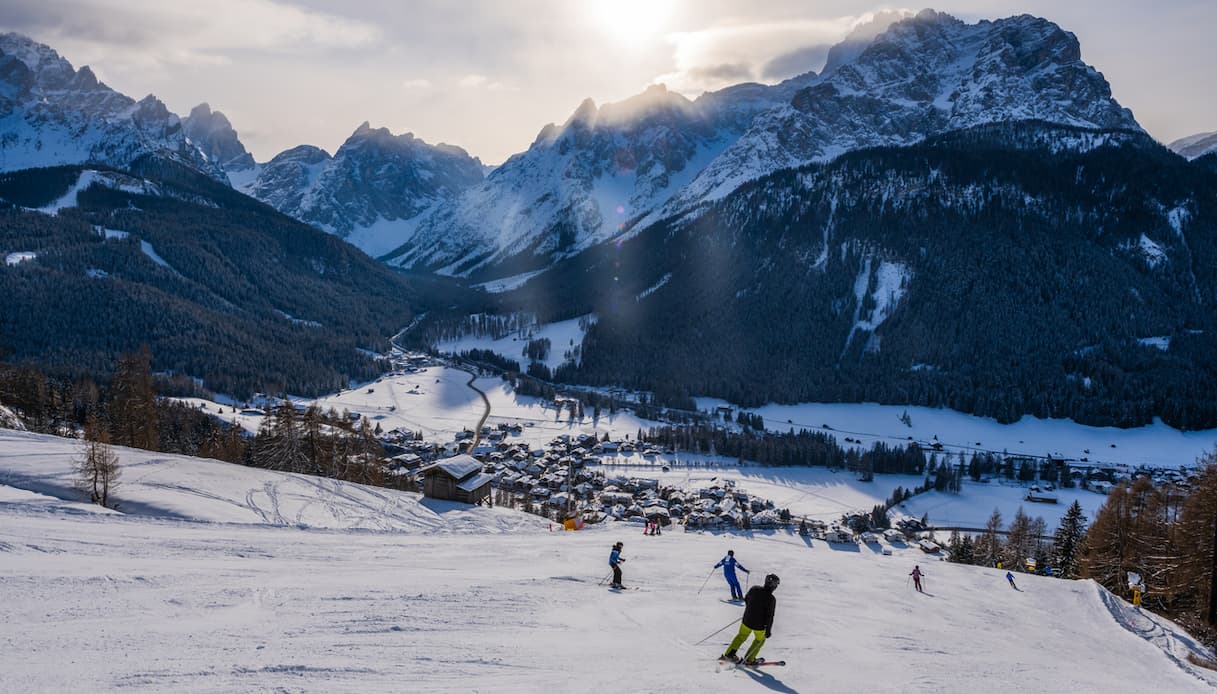 https://siviaggia.it/wp-content/uploads/sites/2/2018/11/sci-tre-cime-lavaredo-2.jpg