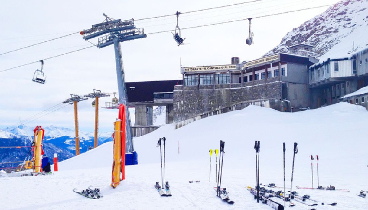 Impianto di risalita della pista da sci di Courmayeur in Italia, facilmente raggiungibile senza auto