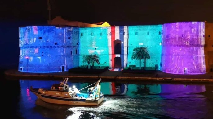 Natale a Taranto: la magia delle luci sul castello aragonese