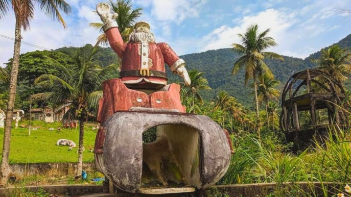 In Brasile, c’è un inquietante parco abbandonato pieno di Babbi Natale