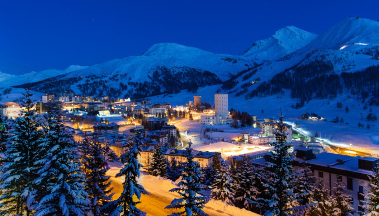 Città di Sestriere innevata con le piste da sci, facilmente raggiungibili senza auto