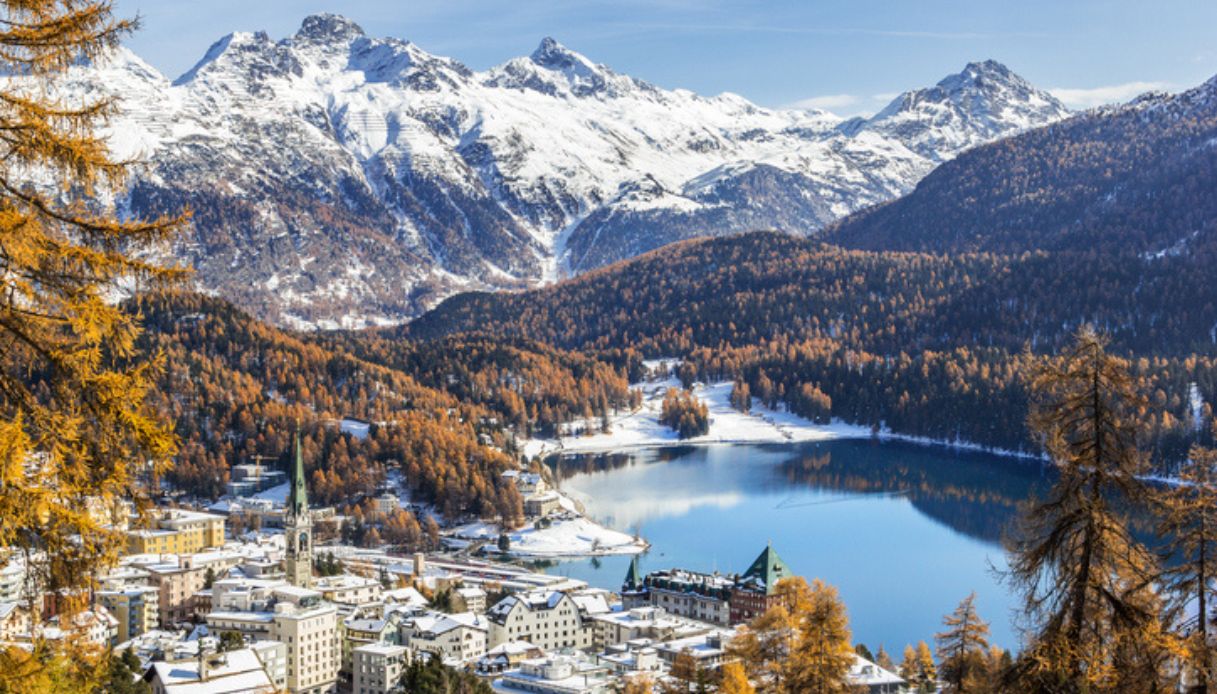 Cittadina di St. Moritz innevata, facilmente raggiungibile senza auto