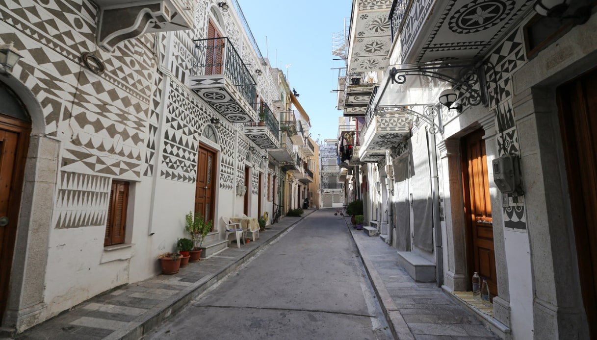 Una strada di Pyrgi, il villaggio dipinto