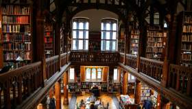 Amanti dei libri? In Inghilterra si dorme in biblioteca, circondati da volumi antichi