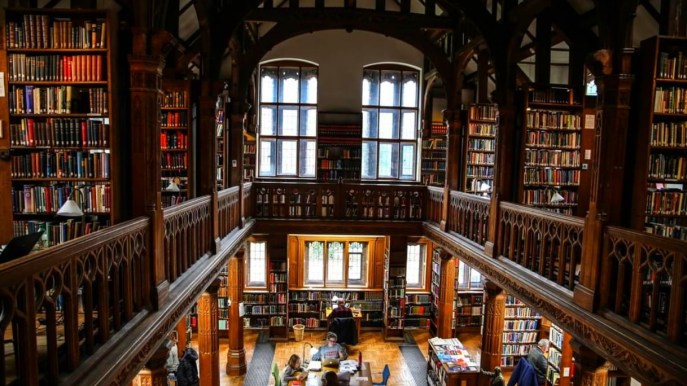 Amanti dei libri? In Inghilterra si dorme in biblioteca, circondati da volumi antichi