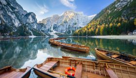 Dove si trova e come arrivare al Lago di Braies: la perla più famosa delle Dolomiti