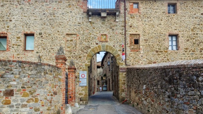 A San Gusmè, borgo fortificato nella Valle del Chianti