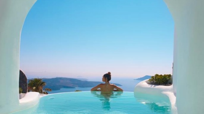 Santorini, l’hotel con tunnel segreti verso piscine infinite