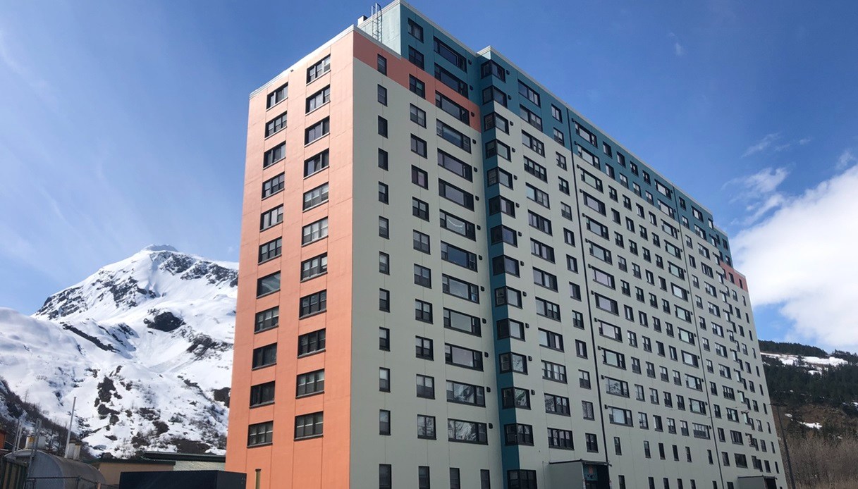 Begich Towers, palazzo in cui vivono quasi tutti gli abitanti di Whittier (Alaska)