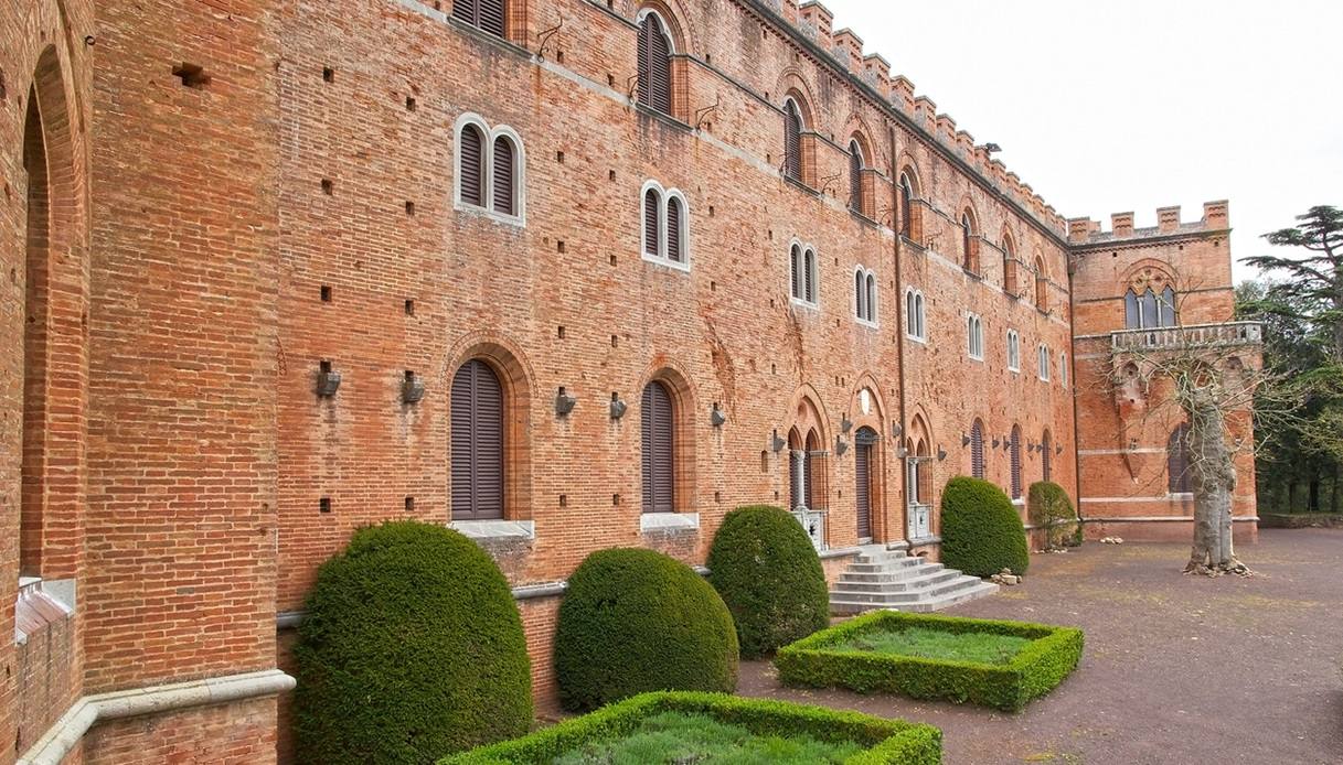 Castello di Brolio a Gaiole in Chianti, lungo la Strada dei Castelli del Chianti