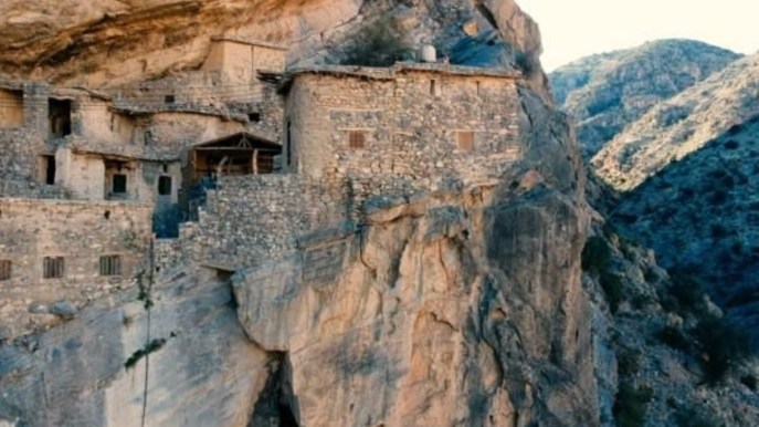 Al Sogara, in Oman l’incredibile villaggio scavato nella roccia