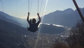 L'altalena mozzafiato sul Garda che fa impazzire Instagram