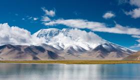 Karakul, l’incredibile lago salato sul tetto del mondo