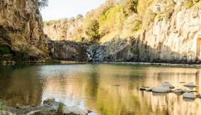 I luoghi della fiction “Il nome della rosa”: il lago Pellicone nel parco di Vulci