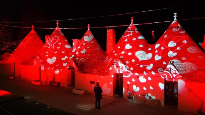 Per San Valentino i trulli di Alberobello si tingono di rosso