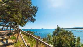 Santa Maria Navarrese, il borgo sardo che è un tripudio di colori