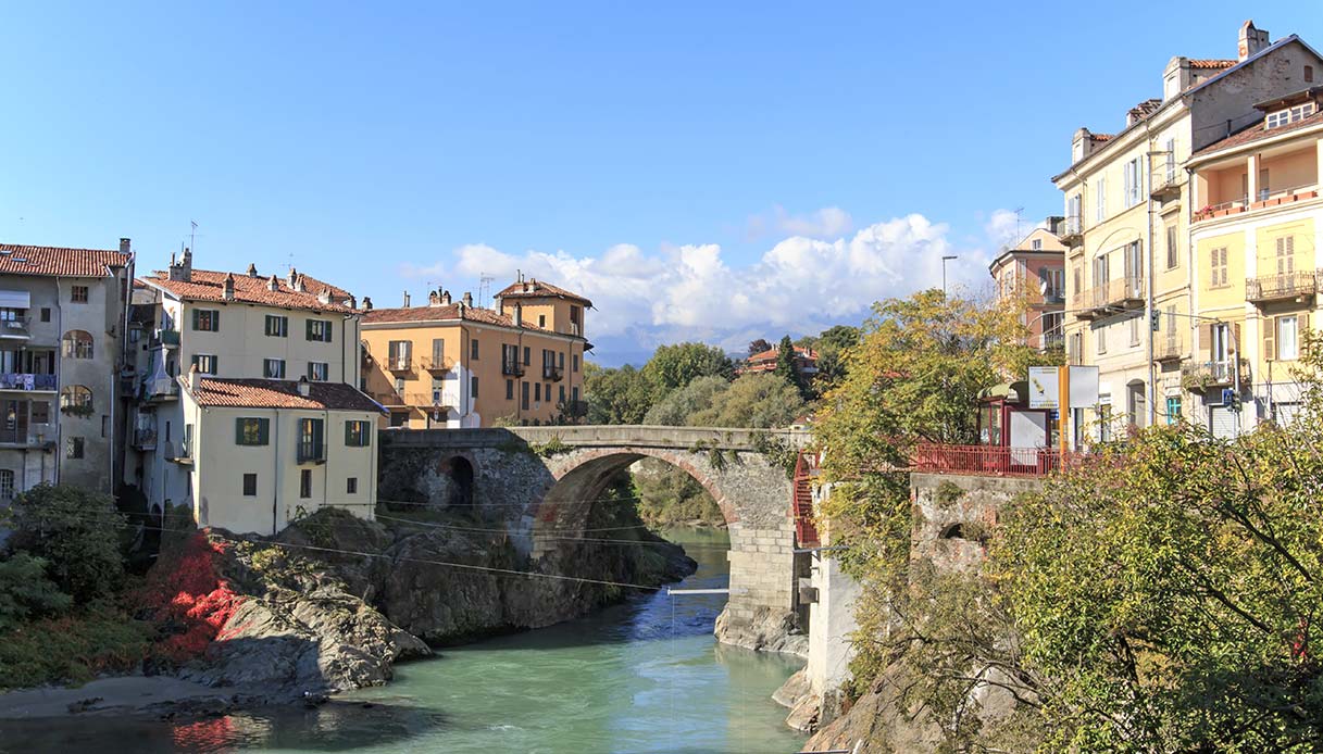 Uno scorcio di Ivrea, bagnata dalla Dora Baltea, lungo il Cammino di Oropa