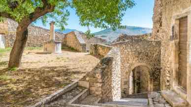 Altopiano di Navelli, terra di zafferano e casa di Castel Camponeschi