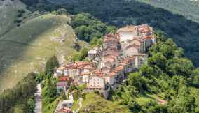 Opi, il borgo abruzzese arrampicato su di un monte