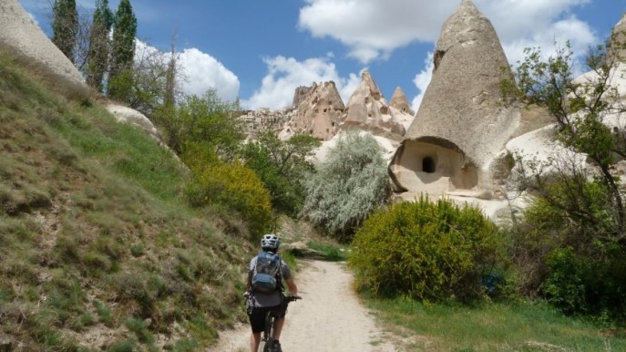 In bicicletta tra i camini delle fate della Cappadocia
