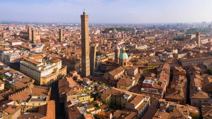 Bologna, tour tra i misteri della città