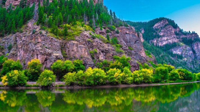 Hanging Lake: in Colorado, lo spettacolare lago dalle acque smeraldo
