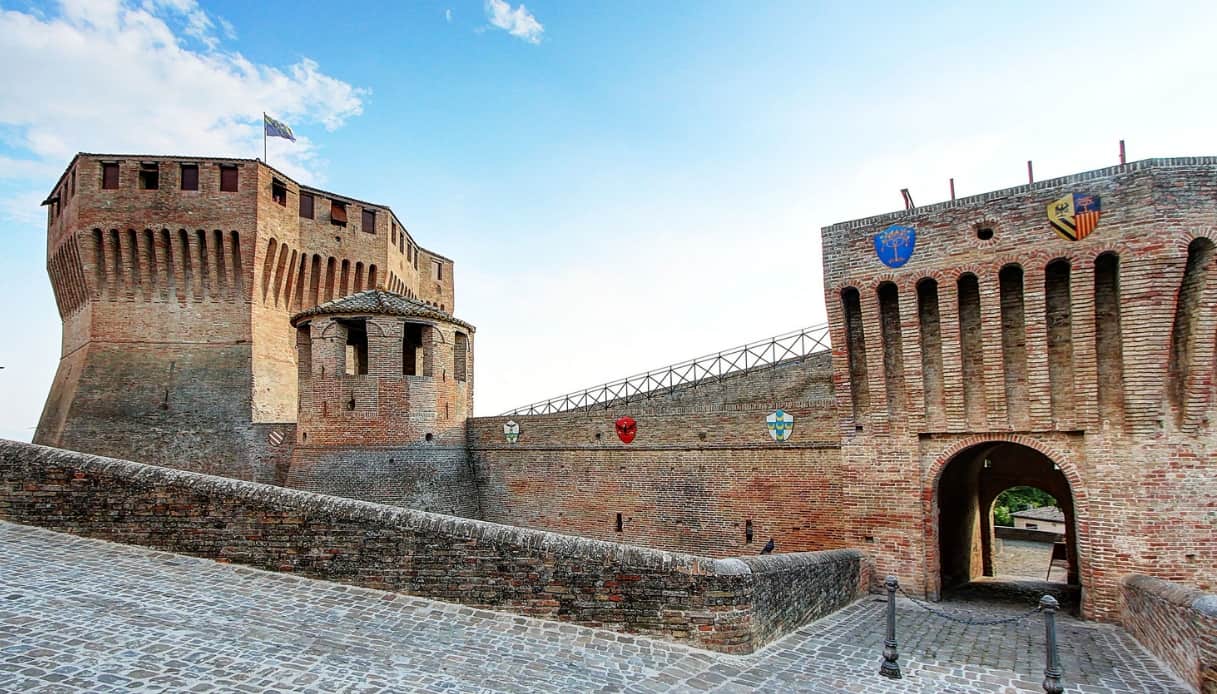 Mondavio Il Borgo Delle Marche Dominato Dalla Rocca