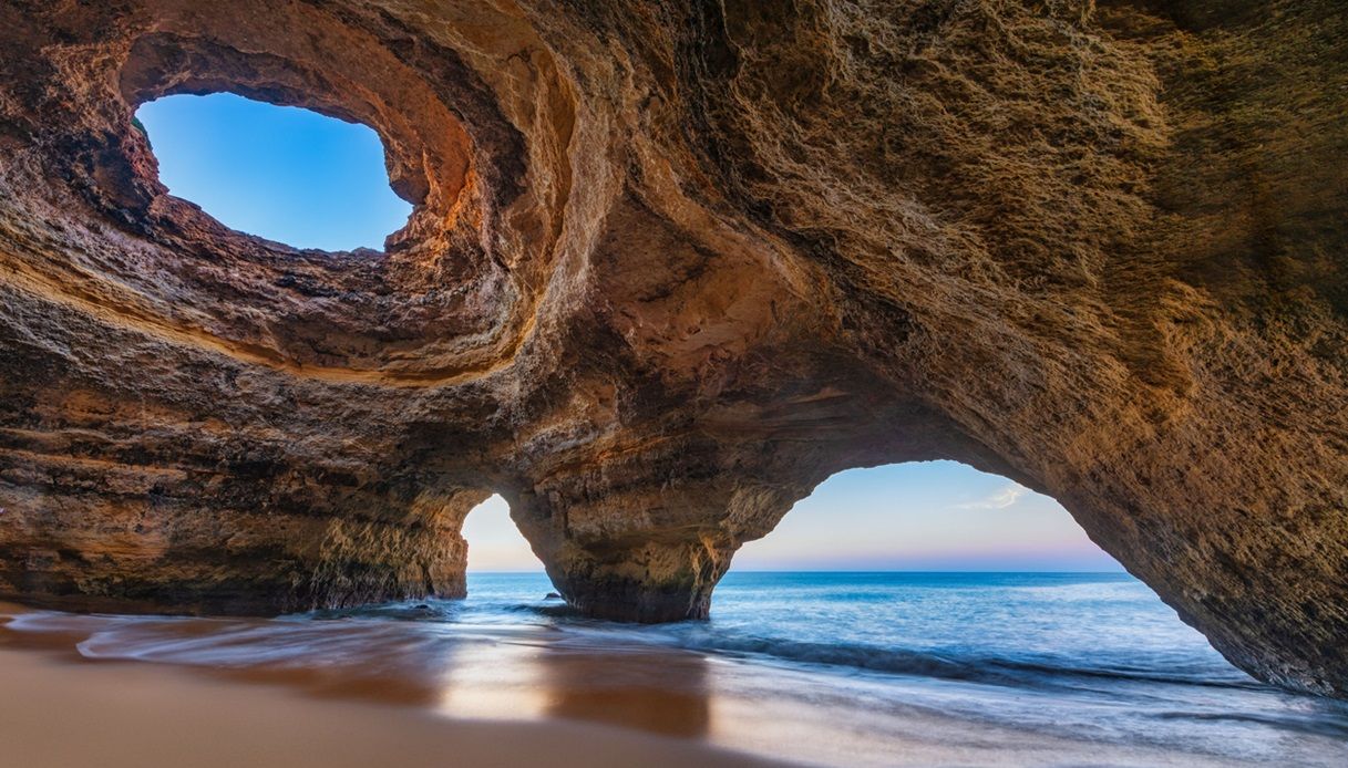 La suggestiva grotta marina di Benagil, lungo la costa dell'Algarve