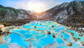 Nascoste tra le montagne cinesi, le terme da favola che cambiano colore in ogni stagione
