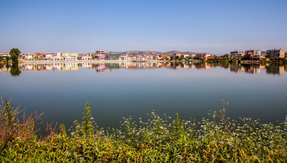 La città di Elbasan: vicino si trovano antiche terme