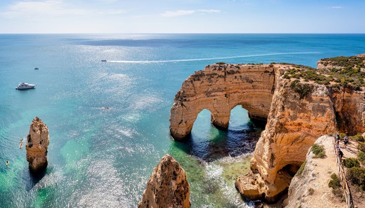 La splendida Praia da Marinha, in Algarve, con i famosi archi di pietra nel mare