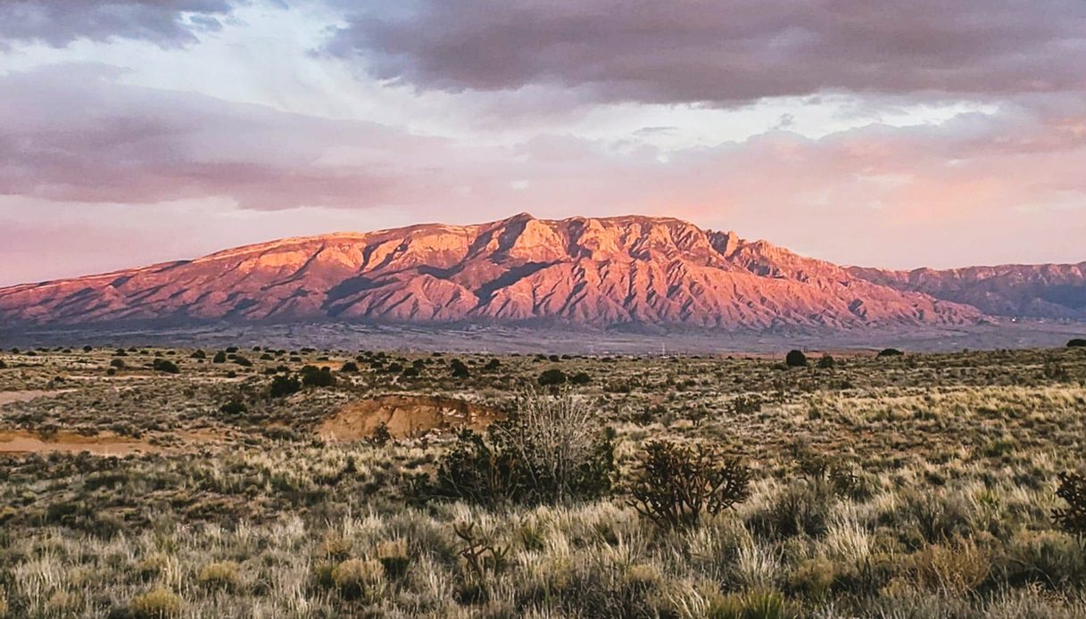 Vista sui monti Sandia, ad Albuquerque, lungo l'El Camino Real de Tierra Adentro