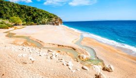 Gjipe, il paradiso nascosto dell’Albania (dove non trovare nessuno)