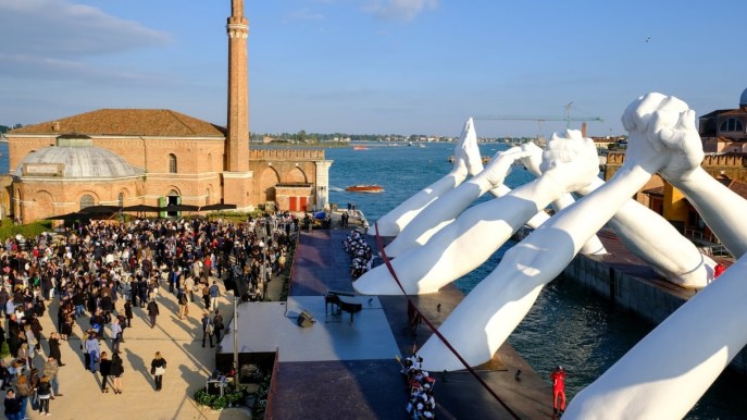 La Venezia che sorprende: i “Building Bridges” di Lorenzo Quinn