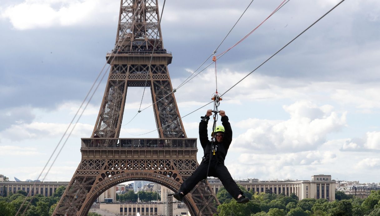 Di Fronte Al Casinò Di Parigi Torre Eiffel Pallone Montgolfier Di