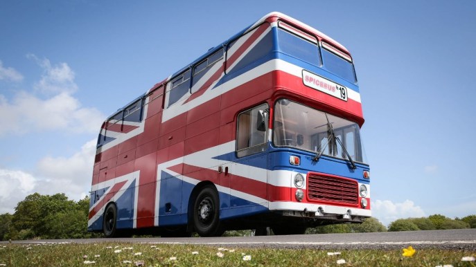 Trascorrere la notte a bordo del bus delle Spice Girls: ora si può