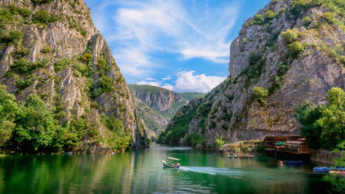 Vacanze avventura, lo spettacolare Canyon Matka nella Macedonia del Nord