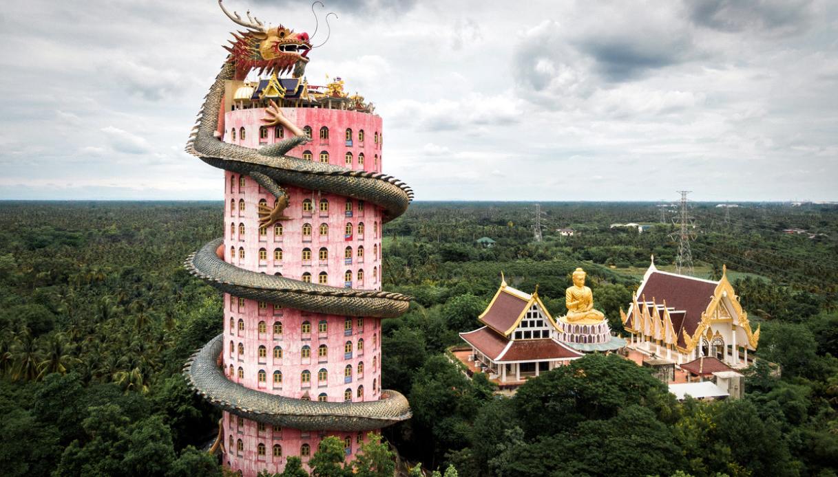 In Thailandia esiste un incredibile tempio avvolto da un drago spaventoso