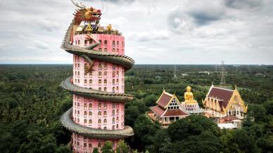 In Thailandia esiste un incredibile tempio avvolto da un drago spaventoso