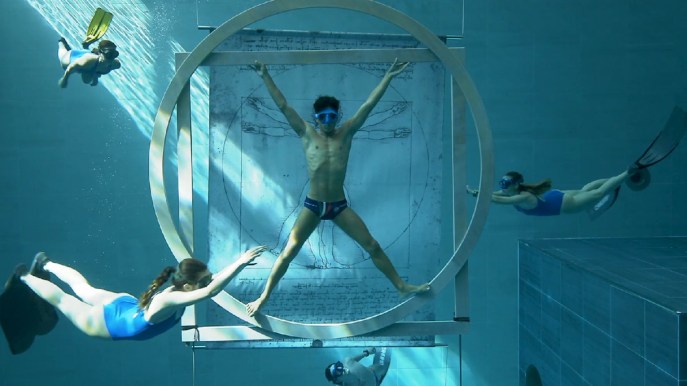 Nella piscina più profonda del mondo, l’omaggio a Leonardo Da Vinci, stupisce e incanta