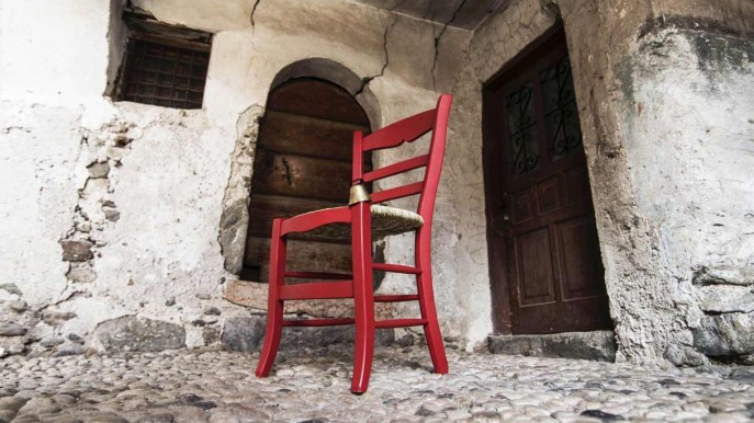 Mezzano di Primiero, il borgo che aiuta i turisti con le sedie rosse